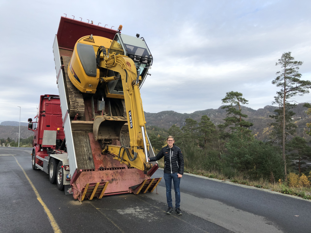 Truck som laster av lastebil ved Flekkefjord Opplæringssenter
