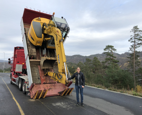 Truck som laster av lastebil ved Flekkefjord Opplæringssenter