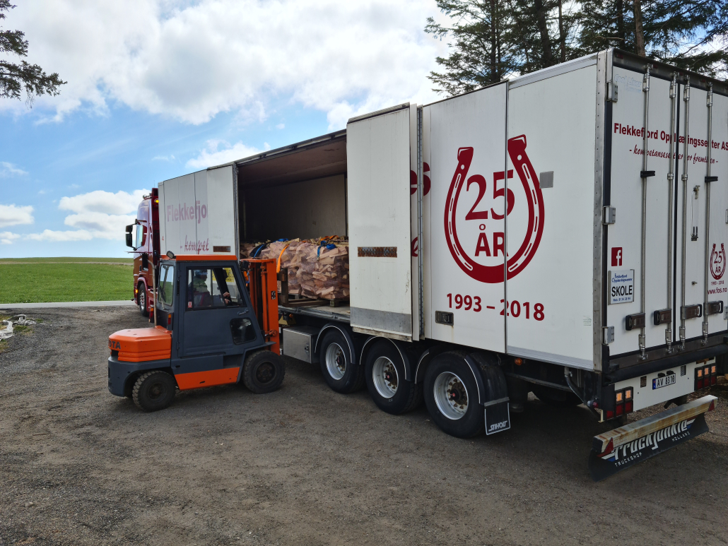Truck som laster av lastebil ved Flekkefjord Opplæringssenter